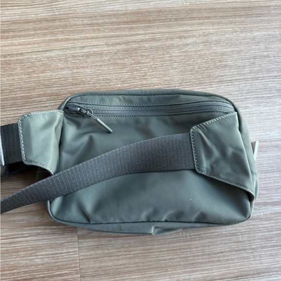 lululemon Sage Green 2L Everywhere Belt Bag - Picture 3 of 5